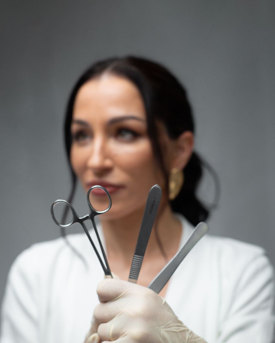 Dra. Nádia Salvador com instrumentos de harmonização facial