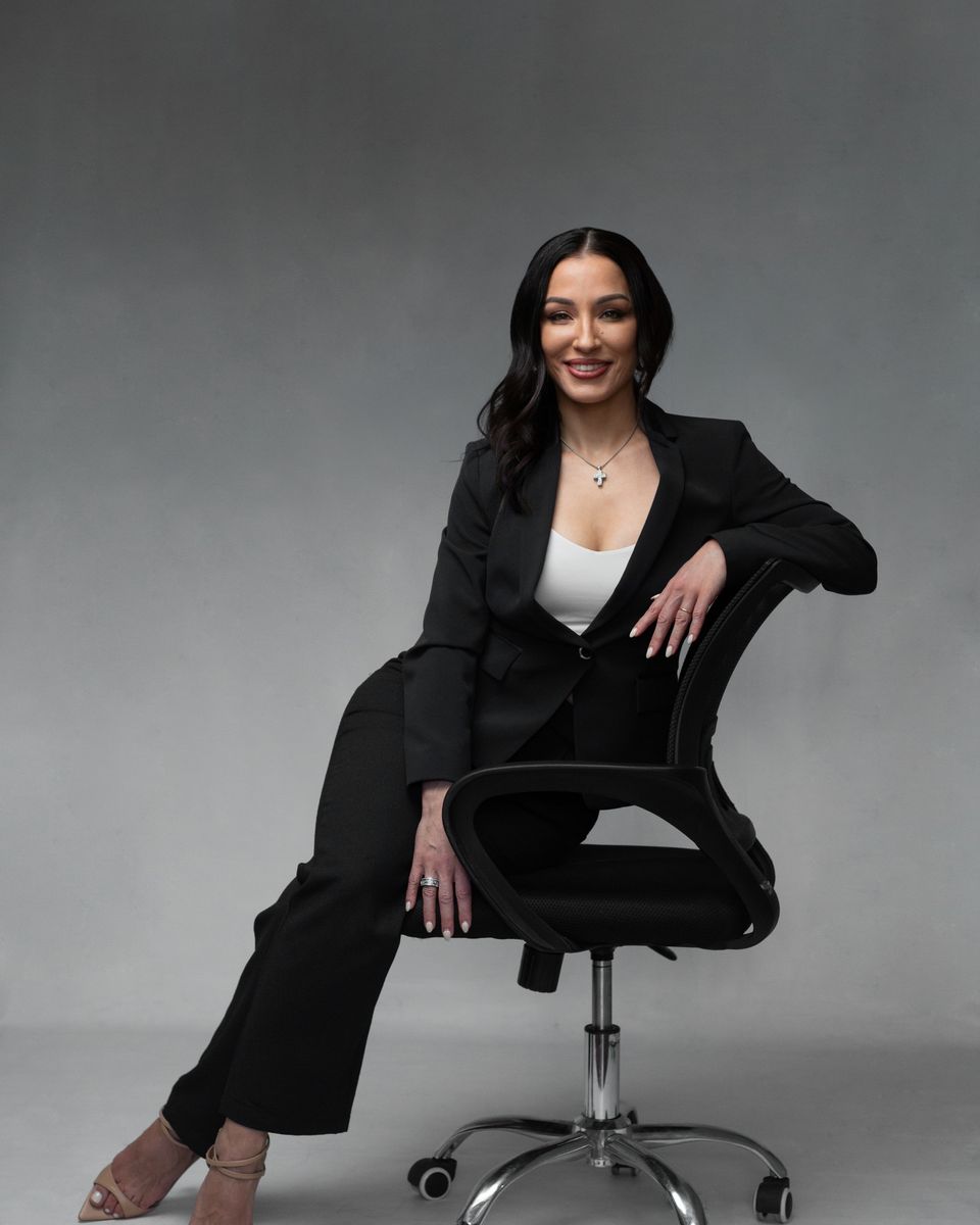 Dra. Nádia Salvador sentada de blazer preto