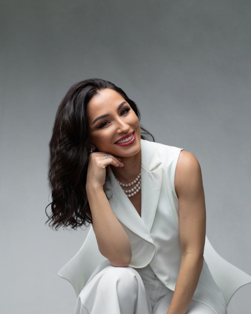 Dra. Nádia Salvador sorrindo, de branco